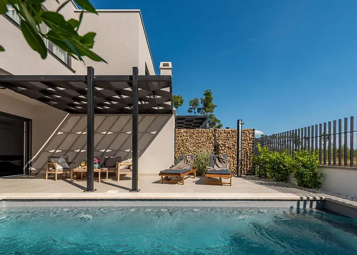 Willa Cvita & Mia Zadarvillas *